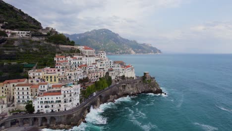 Tráfico-Matutino-De-La-Costa-De-Amalfi,-Vista-Aérea-De-Establecimiento-De-Casas-De-Lujo-Y-Montañas