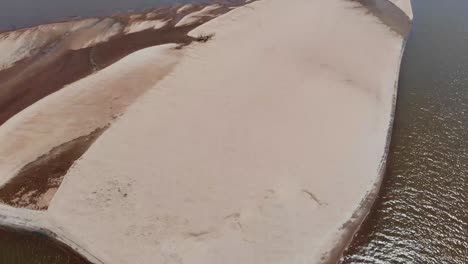 Sonnenlichtreflexion-Auf-Plätscherndem-Fluss-In-Der-Nähe-Des-Nationalparks-Tsingy-De-Bemaraha-In-Madagaskar-An-Einem-Sonnigen-Tag