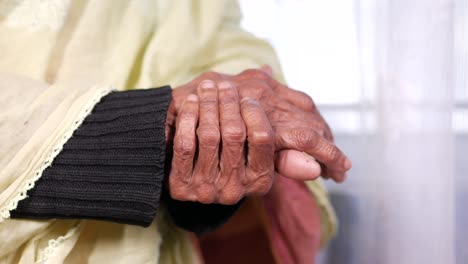 primer plano de las manos de una anciana