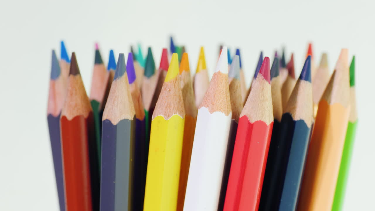 un juego de lápices multicolores sobre un fondo negro