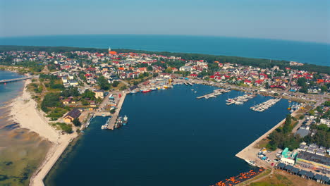 Drohne-Fliegt-Mit-Festgemachten-Yachten-Um-Den-Yachthafen-In-Jastarnia,-Polen