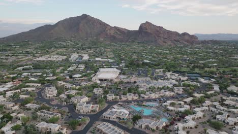 Profile-view-of-JW-Mariott-Camelback-Inn-at-Paradise-valley-in-Arizona,-USA-with-Camelback-Mountain-at-background