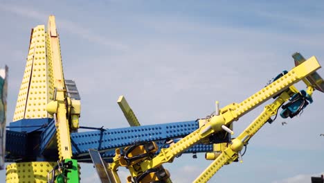 personas disfrutando de un emocionante paseo por el parque de atracciones