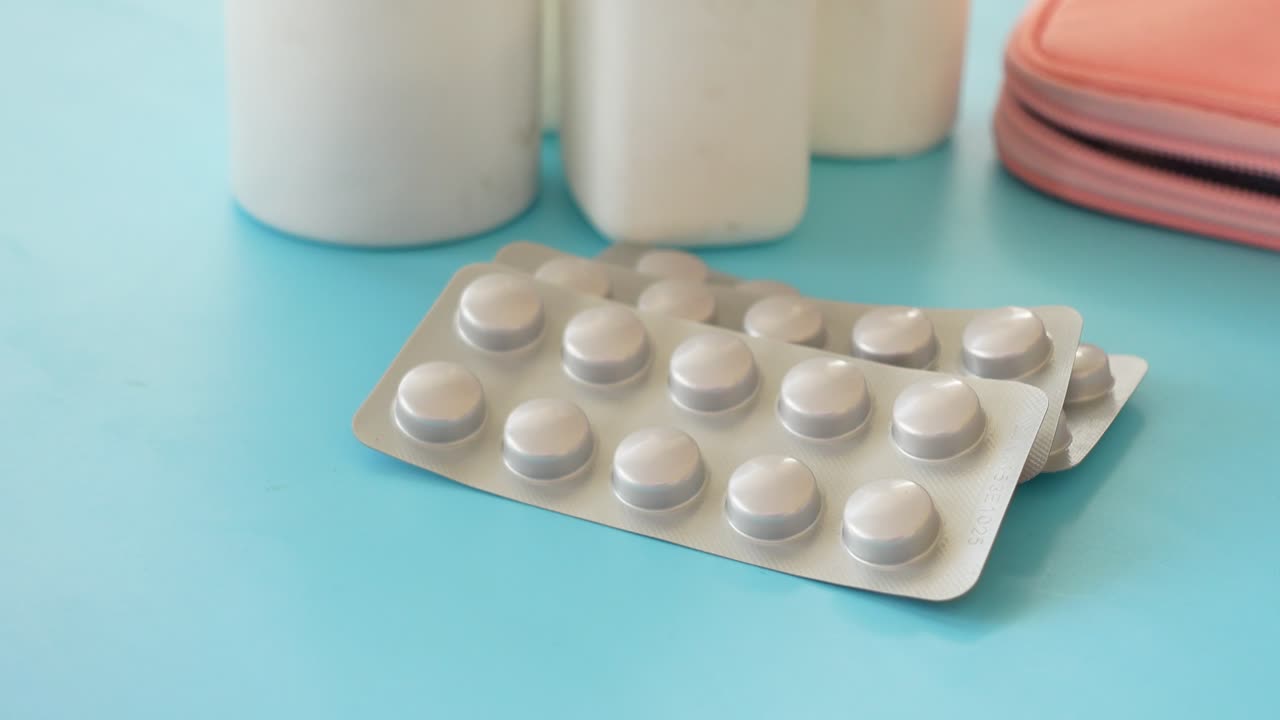 약과 약 패키지는 밝은 파란색 표면에 있습니다.