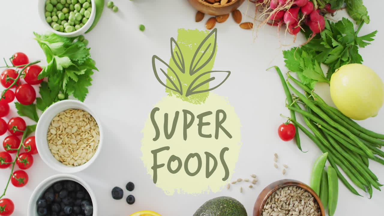 animación de texto de super alimentos sobre varios ingredientes saludables en fondo blanco