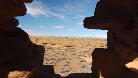 El-Desierto-Más-Allá-Se-Revela-A-Través-De-La-Ventana-Del-Pueblo-Wukoki-En-Ruinas