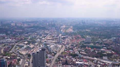 tomas de drones del horizonte de kuala lumpur con rascacielos, malasia, uhd-5