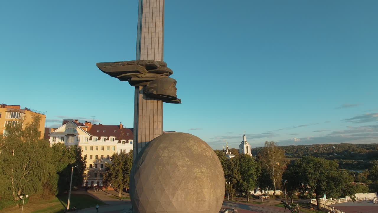 una inspección vertical de un monumento en kaluga
