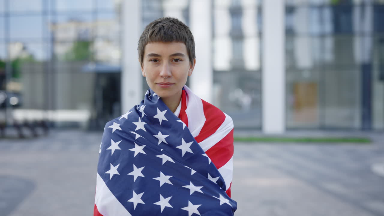 una mujer envuelta en una bandera estadounidense.