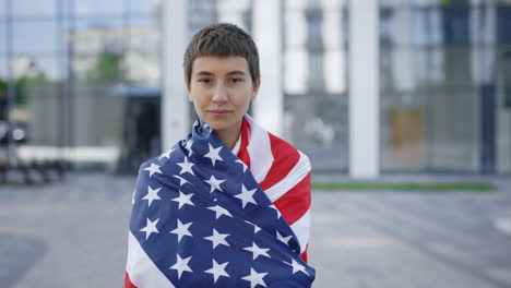 frau, die in die amerikanische flagge gehüllt ist