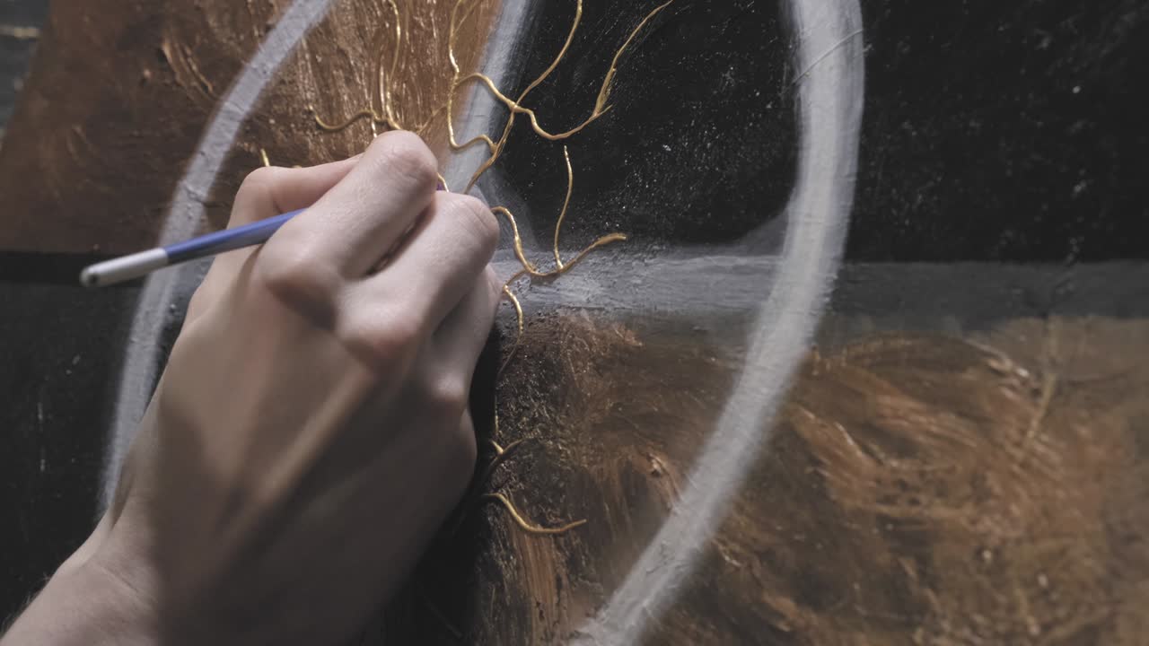 한 사람이 으로 아름답고 추상적인 그림을 그린다.