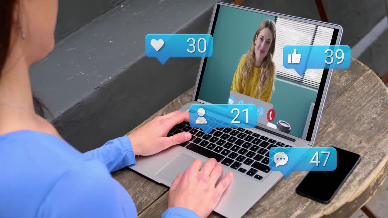 노트북을 사용하여 커피 컵을 가진 아프리카계 미국인 여성 위의 프로필 아이콘의 애니메이션