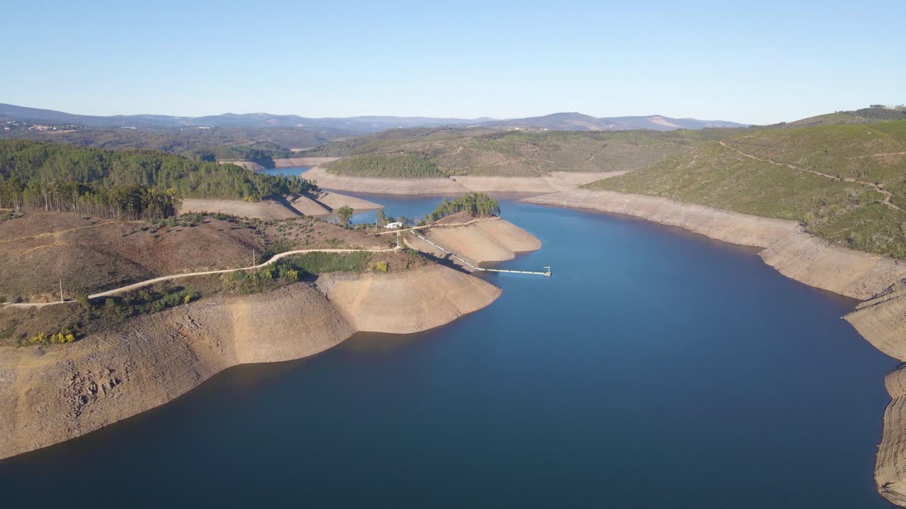 vista aérea de 4k de una presa de agua portuguesa