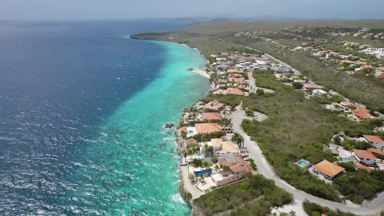 Ripresa aerea di presentazione del quartiere residenziale a Curaçao.
