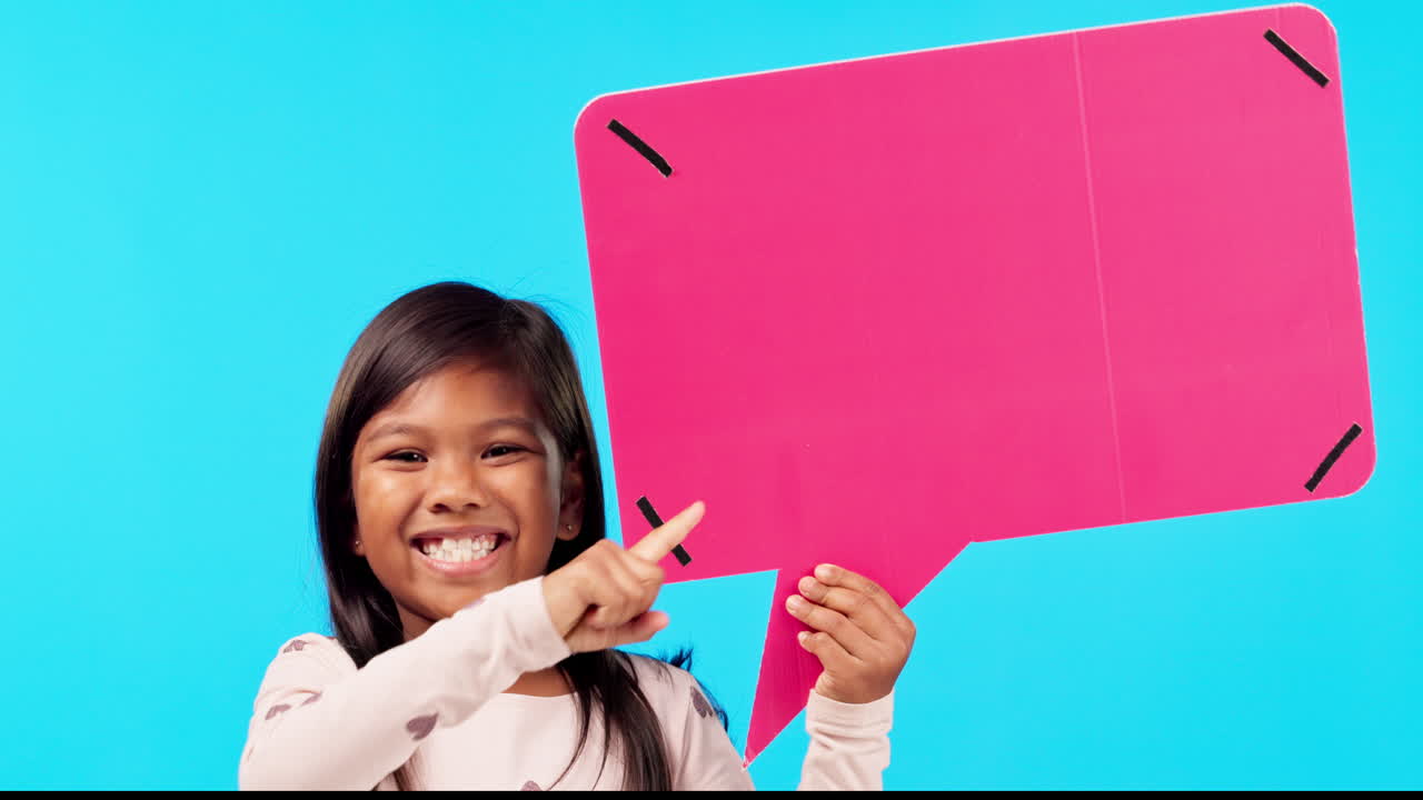 행복한 작은 소녀, 엄지 손가락을 들고