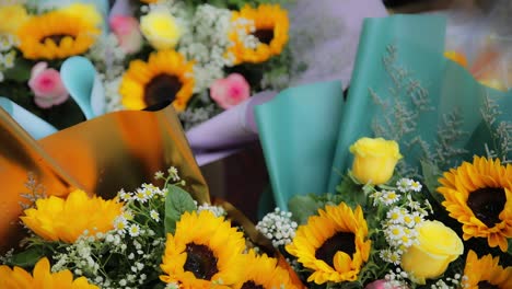 Hermoso-Ramo-De-Girasoles-Amarillos-Envueltos-En-Un-Mercado-De-Flores-En-Bangkok