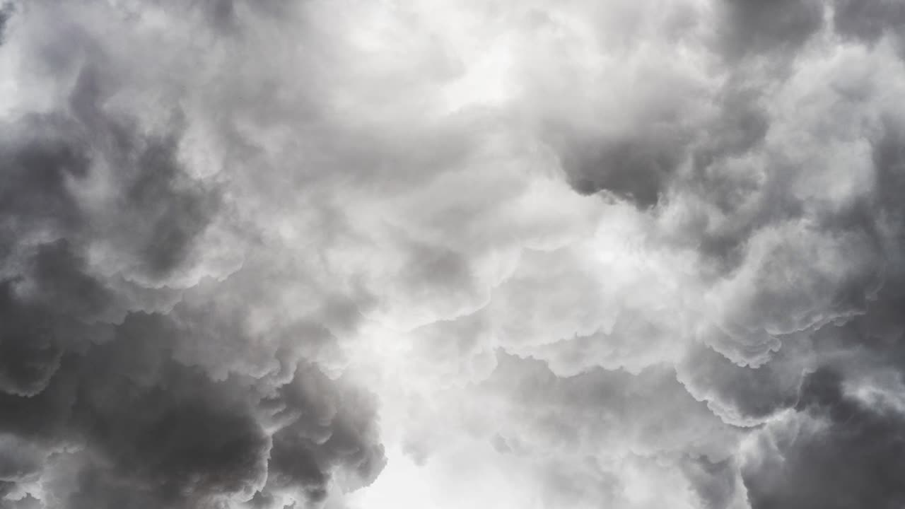 fuerte tormenta en el cielo oscuro