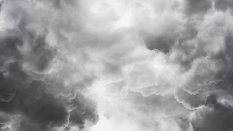 schwerer sturm am dunklen himmel