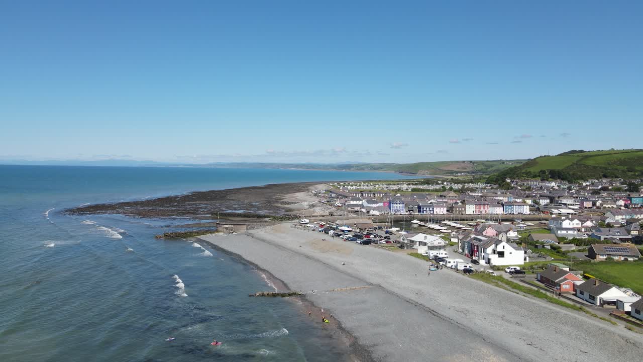 imágenes aéreas de la playa y la ciudad de aberaeron gales reino unido