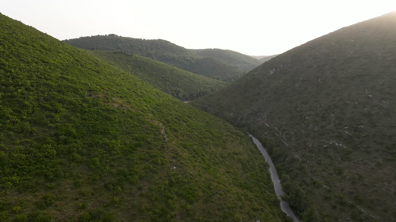 vuelo sobre un camino sinuoso entre las montañas en el valle verde en la isla griega de zakynthos