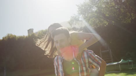 feliz pareja caucásica en el jardín