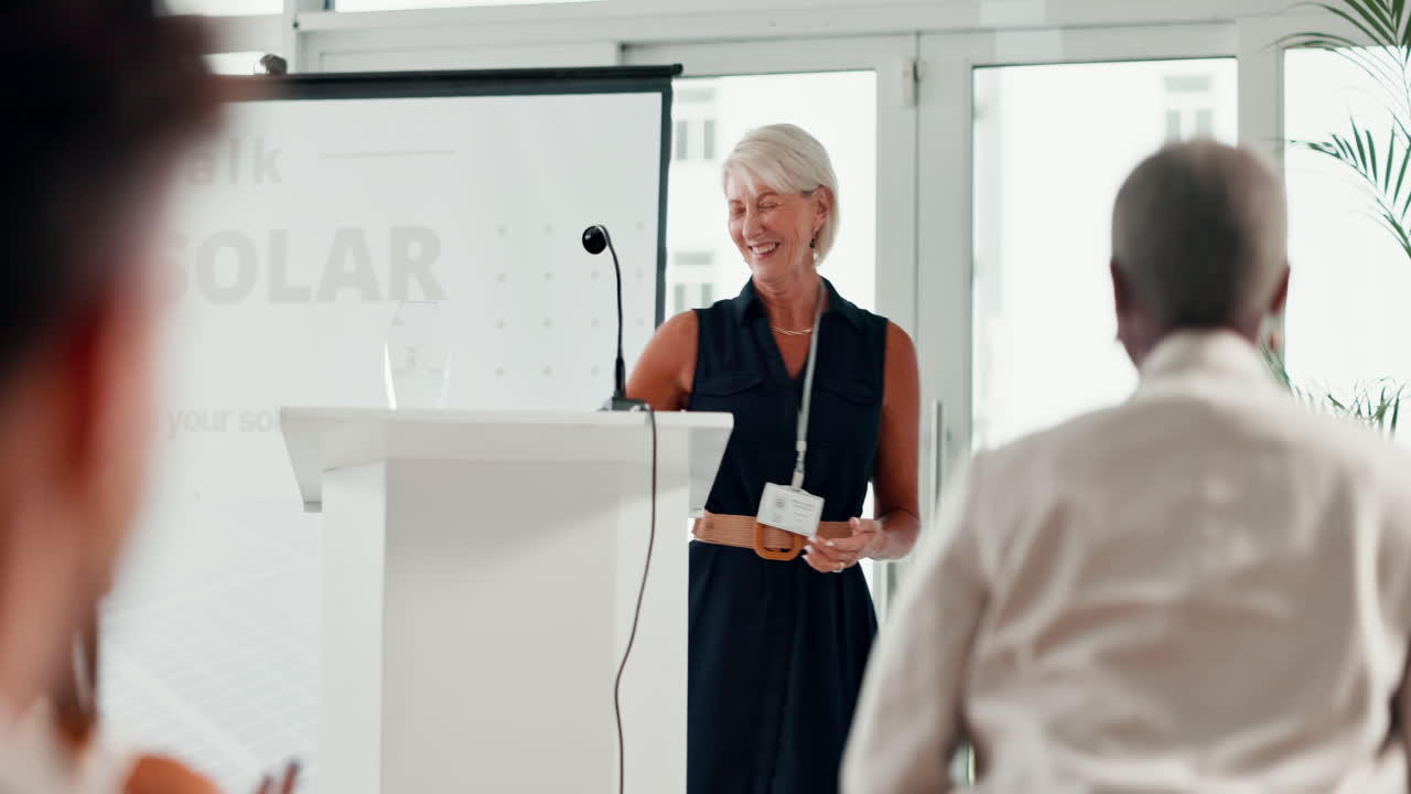 mujer recibiendo un premio en una conferencia de energía solar