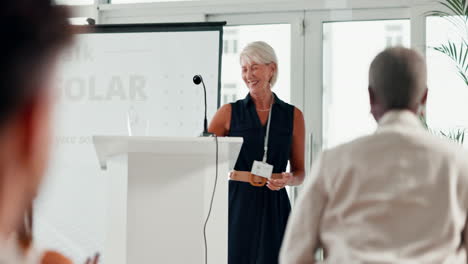 vrouw die een prijs ontvangt op een conferentie over zonne-energie
