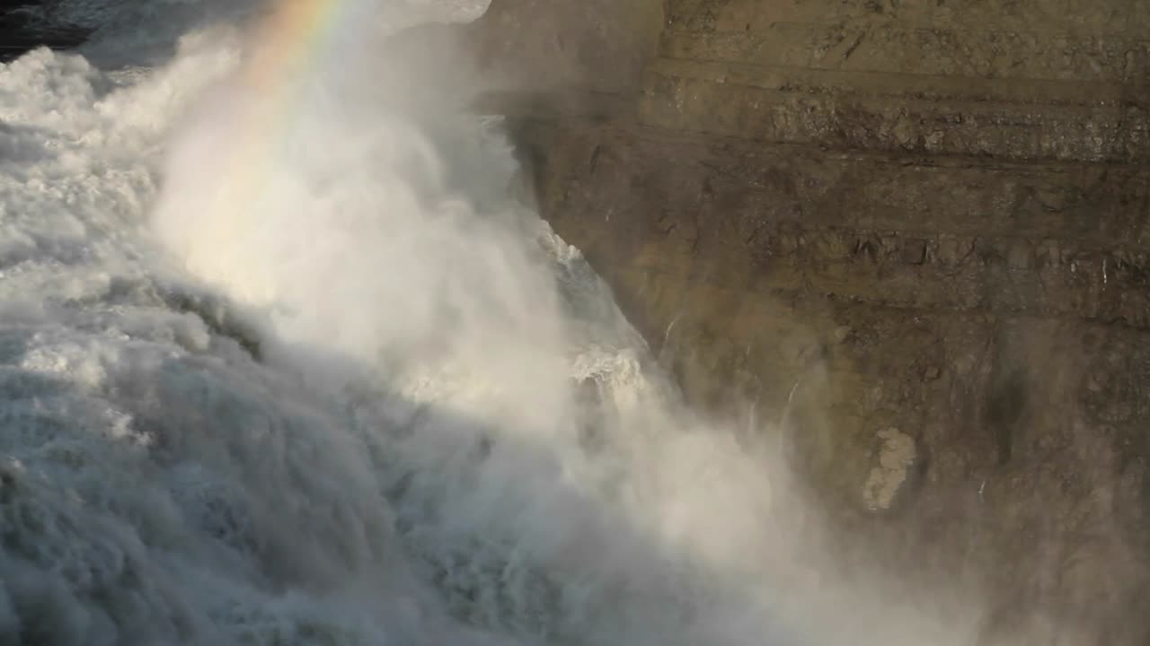 폭포 너머 무지개의 근접 촬영