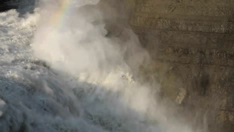 Tiro-Más-Cercano-Del-Arco-Iris-Sobre-La-Cascada