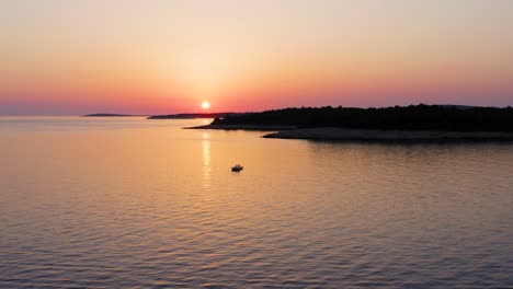 Belleza-Escénica-De-La-Puesta-De-Sol-Dorada-Que-Se-Refleja-En-El-Océano-Tranquilo-Cerca-De-La-Isla-De-Losinj,-Croacia