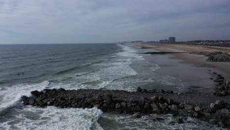 Eine-Drohnenansicht-Eines-Leeren-Strandes-An-Einem-Bewölkten-Tag