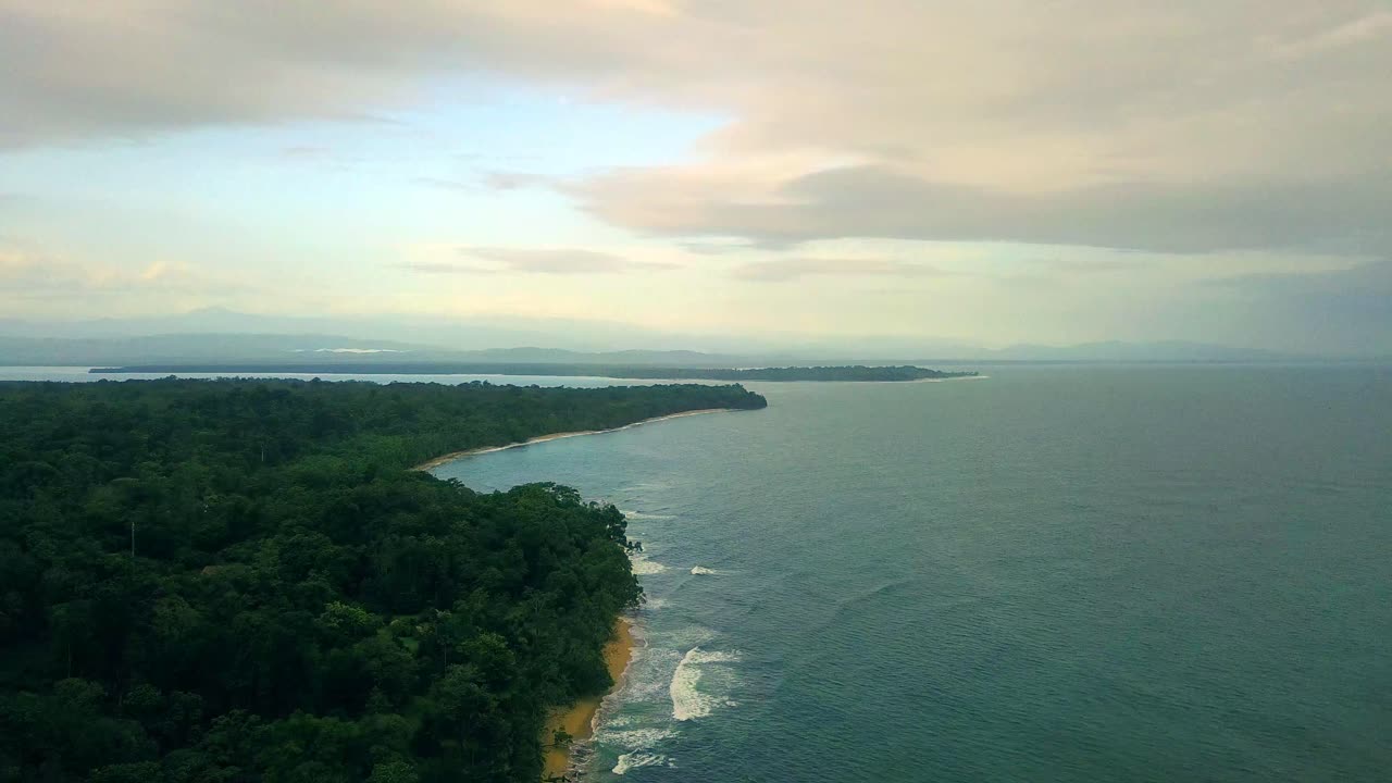 vista de pájaro de 4k de una isla paradisíaca