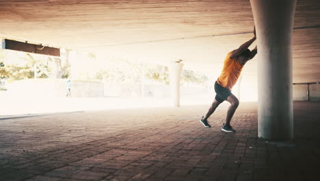 un joven deportivo estirándose mientras hace ejercicio