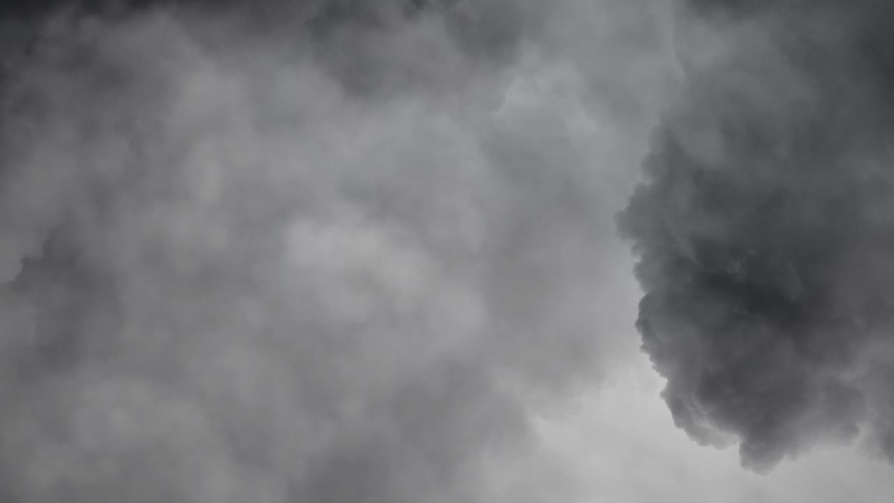 어두운 하늘에서 움직이는 천둥과 어두운 구름 4k 배경