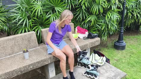 mujer preparando patines al aire libre