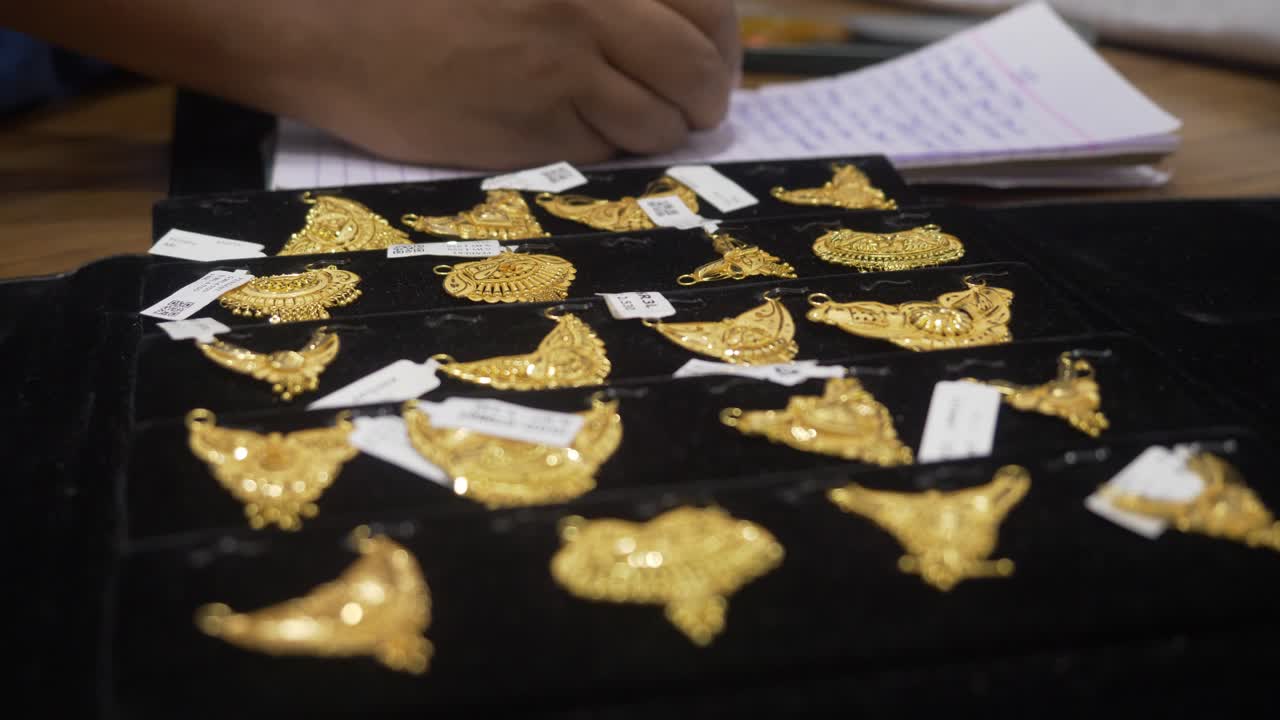 바코드 라벨이있는 디자이너 금 보석 런트, 클로즈업