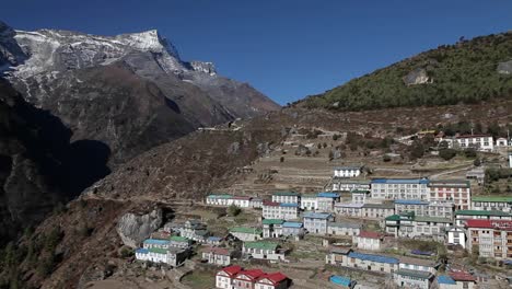 Pfanne-Von-Namche-Basar-Bei-Tageslicht