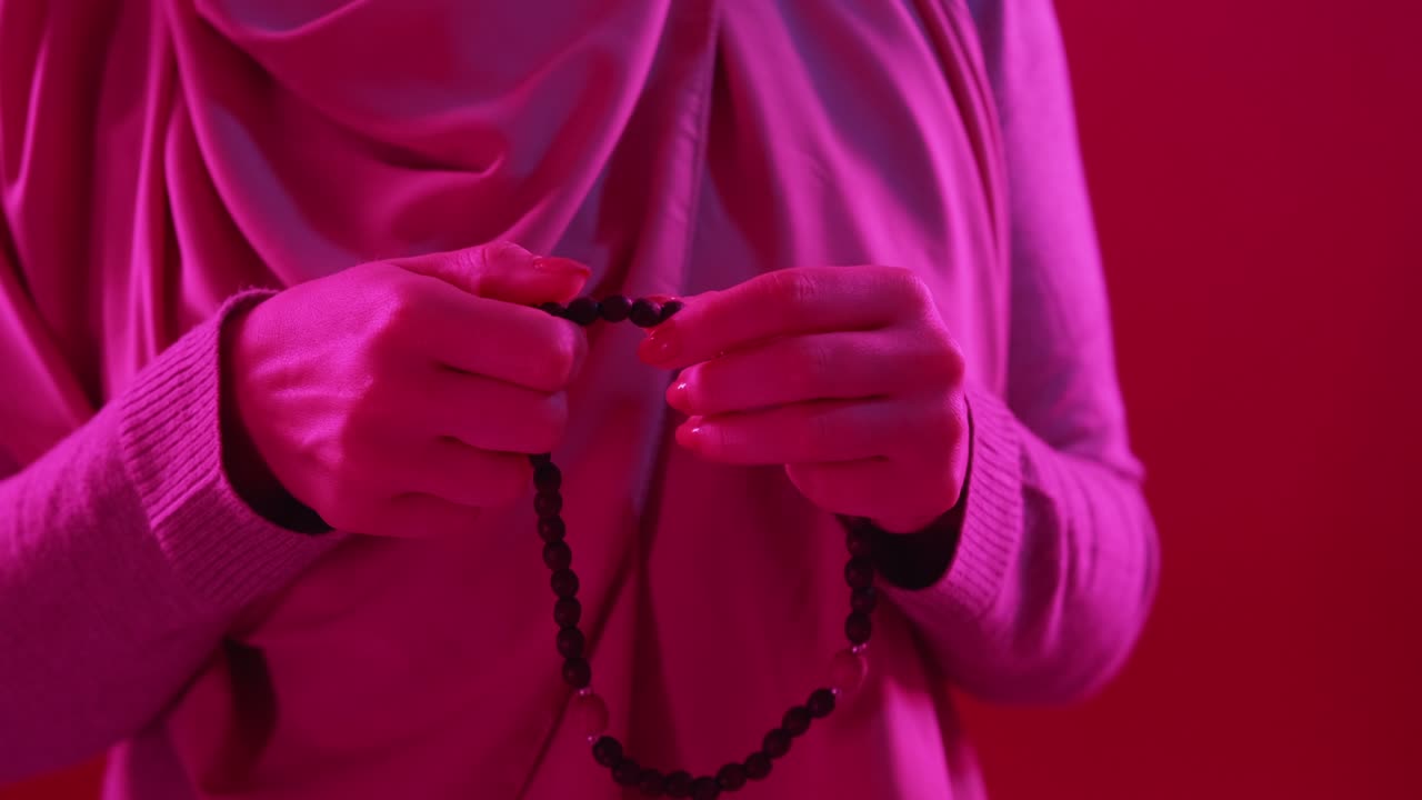 perle che pregano la tradizione tasbih le mani della donna al neon