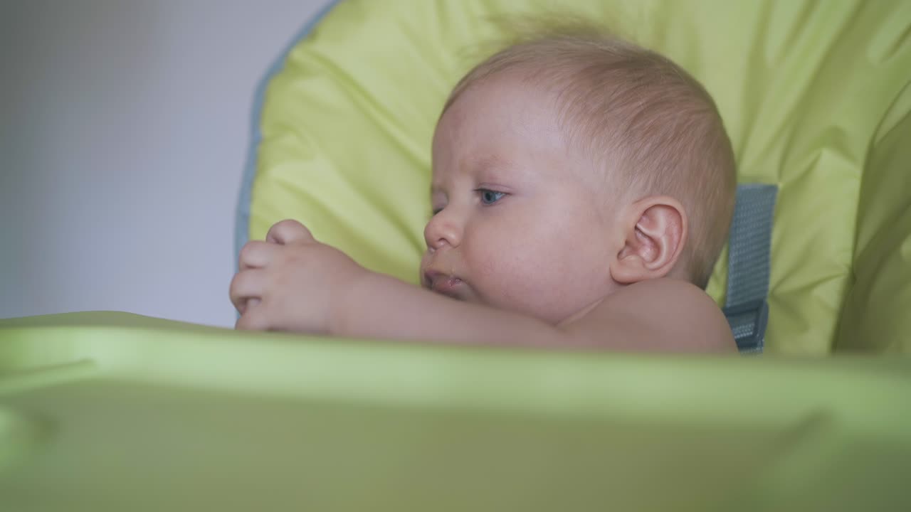 여자 는 집 에서 고급 의자 에서 신선 한 식사 를 먹여 작은 소년 을 먹인다