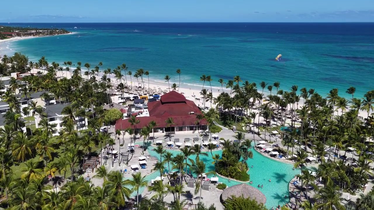 Türkisfarbener Strand in Punta Cana, La Altagracia, Dominikanische Republik. Eine malerische Strandlandschaft und ein beliebtes Reiseziel im Stadtzentrum.