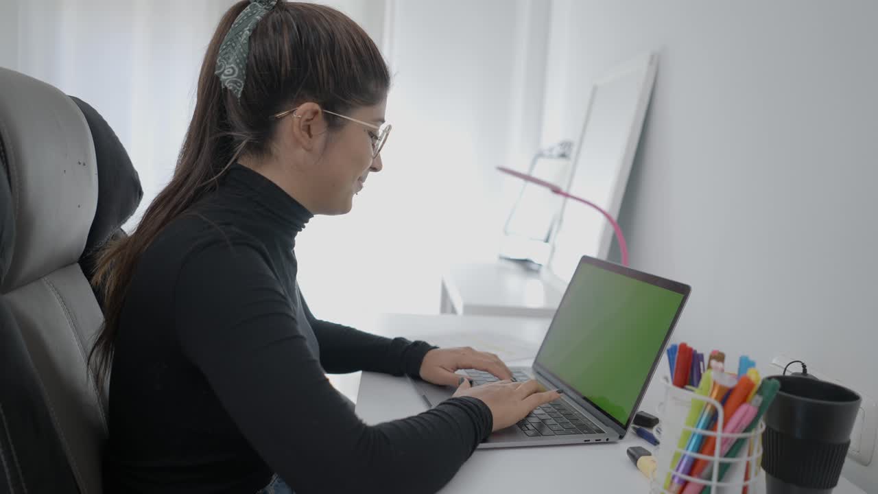 Mujer que trabaja en la computadora portátil