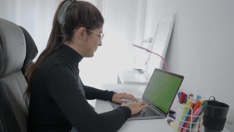 mujer trabajando en computadora portátil