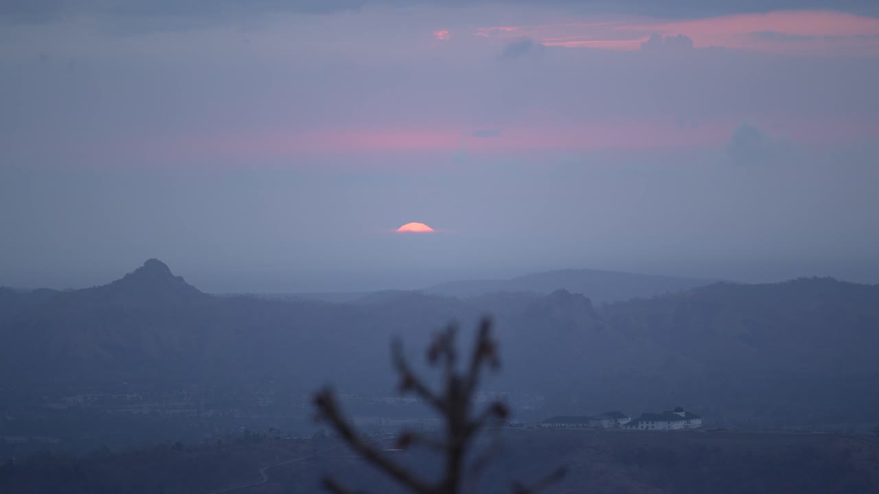 석양은 그 광선을 매우 아름답게 방출합니다.