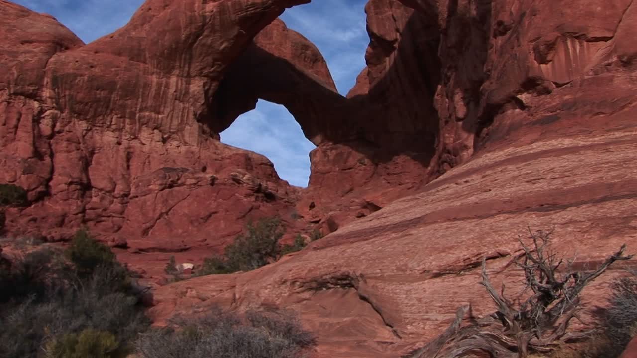 Double Arch membentuk bayangan di Taman Nasional Arches, Utah.