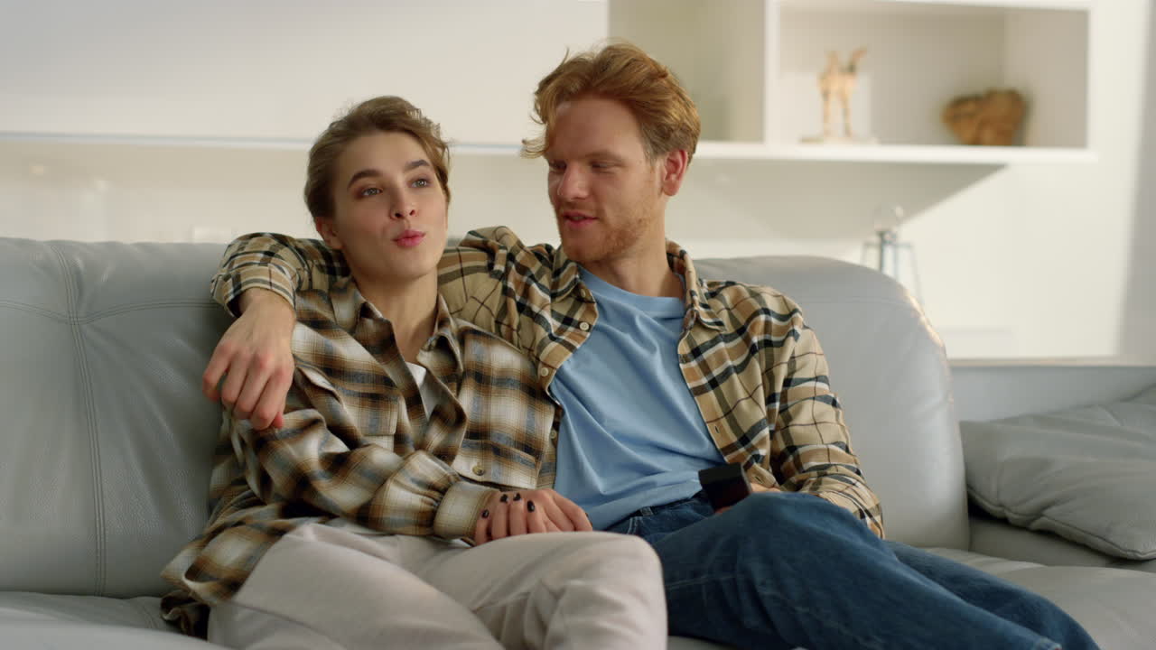 남편 은 편안 한 집 에서 tv 채널 을 바꾸고 있다. 행복 한 부부 는 함께 저녁 을 즐긴다