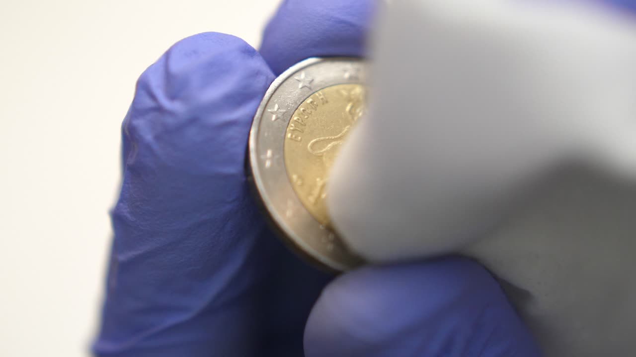 Primo piano isolato del lato posteriore di una moneta da due euro pulita, corrotta.