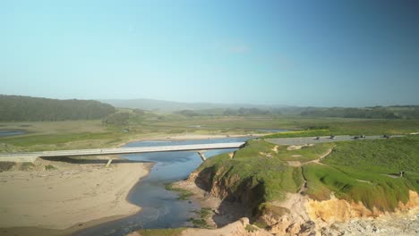 Luftaufnahmen-Von-Drohnen-über-Dem-Pescadero-State-Beach-Von-Der-Halbinsel-Im-Norden-Kaliforniens