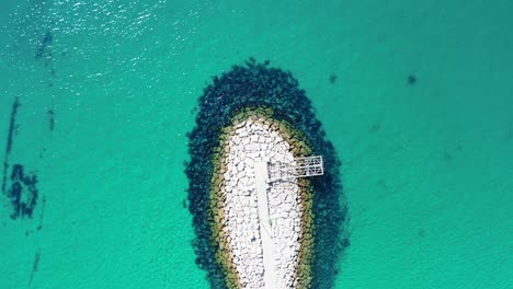 Un-Muelle-En-La-Clara-Superficie-Del-Mar