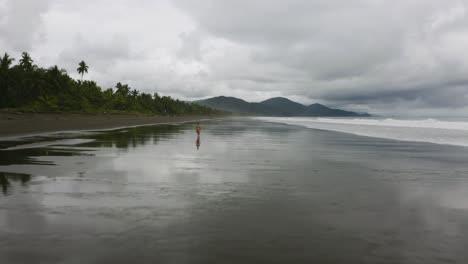 Moscas-Aéreas-Cerca-De-La-Playa-Y-Volando-Alto-En-Nuqui,-Colombia