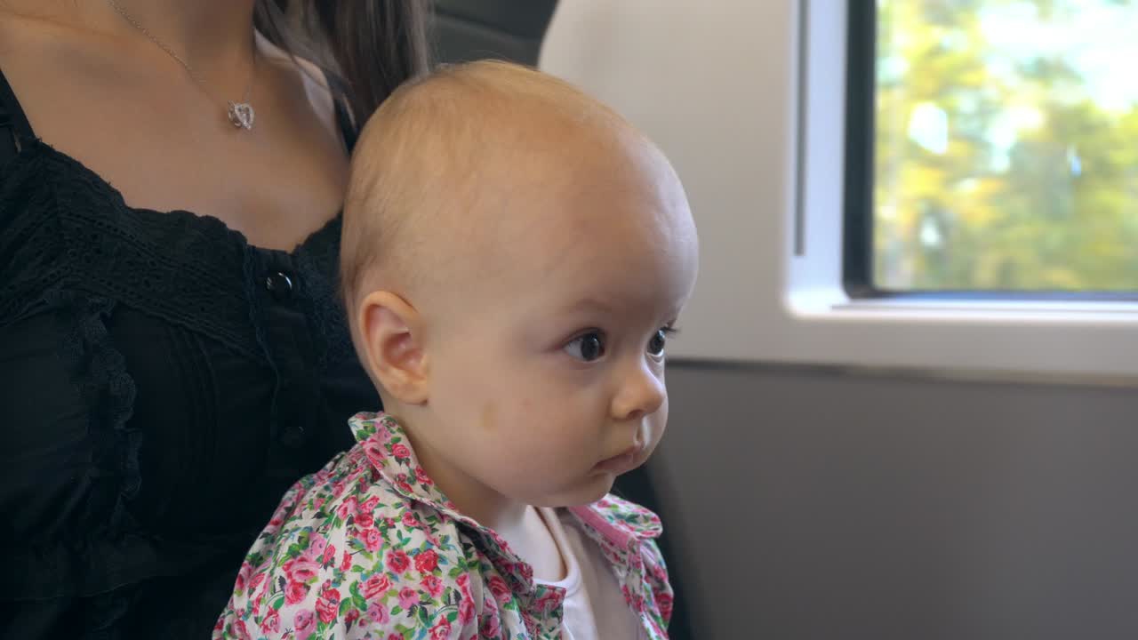 Um bebê comendo um biscoito no trem